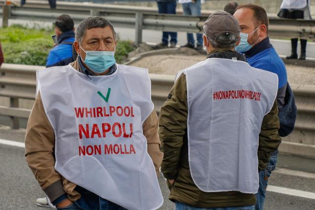 Whirlpool, la protesta degli operai si sposta al centro di Napoli