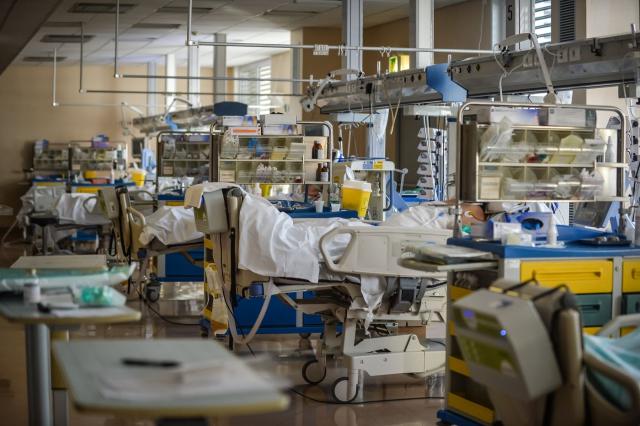 Covid Italia, medici lanciano l'allarme: emergenza posti letto nei reparti, sature 19 regioni