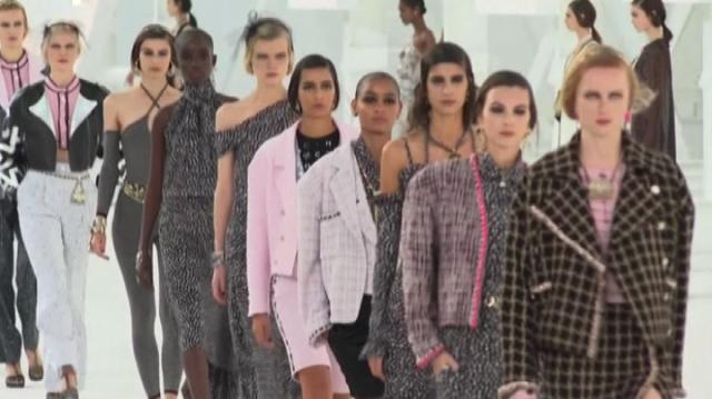 Influencer russe fanno a pezzi le borse di Chanel 