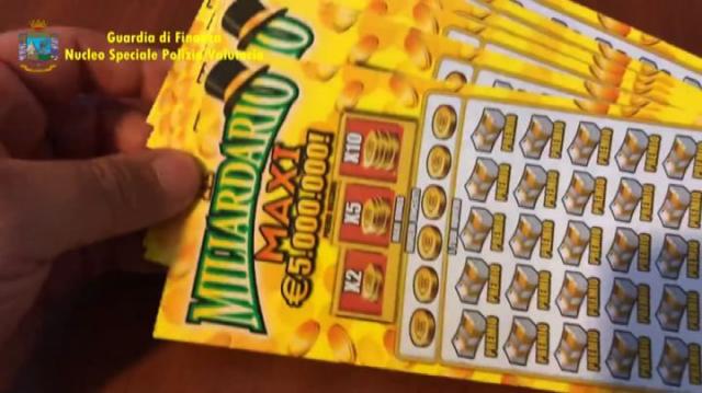 Napoli : donna vince 500mila euro col gratta e vinci, glielo rubano e restituiscono, poi lei sparisce