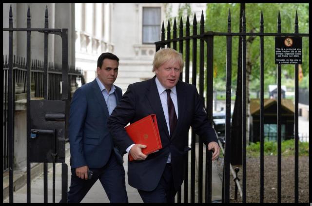 Inghilterra, lockdown in arrivo: ecco cosa chiuder&agrave;