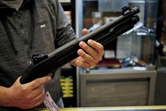 Pandemia e proteste anti-razzismo, negli USA tutti a caccia di armi: il mercato &egrave; cresciuto del 94% in un anno