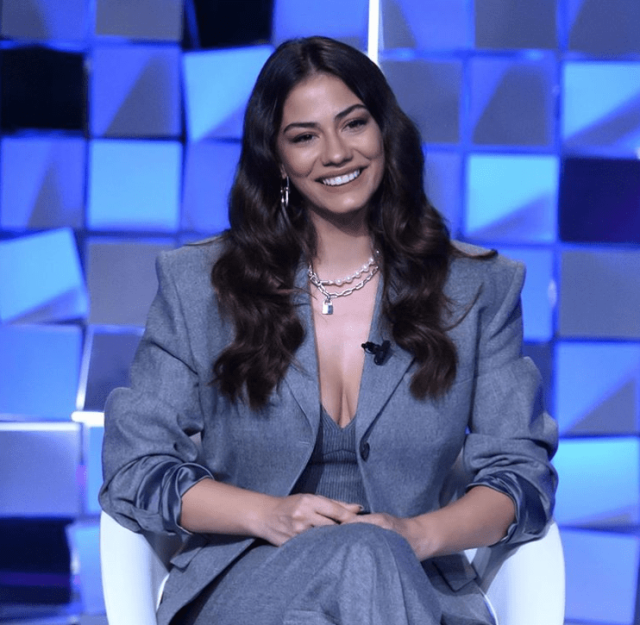 Demet Ozdemir senza trucco: lo scatto fa boom di like. FOTO