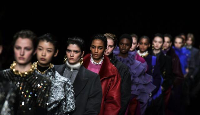 Moda Autunno Inverno 2020-2021, il blue navy &egrave; la nuance definitiva della stagione: ecco come indossarlo