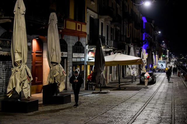 Coronavirus, Lombardia verso coprifuoco dalle 23 e centri commerciali chiusi nel weekend: ecco gli orari da rispettare e le eccezioni