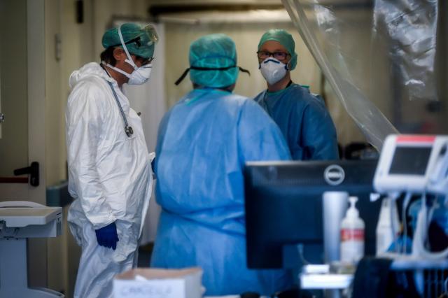 Medici impegnati nella lotta contro il Covid