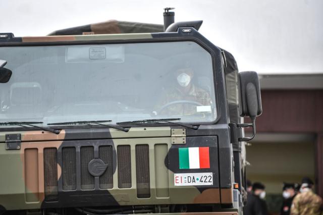 Milano, camionetta esercito si ribalta, militare sbalza fuori: &egrave; grave