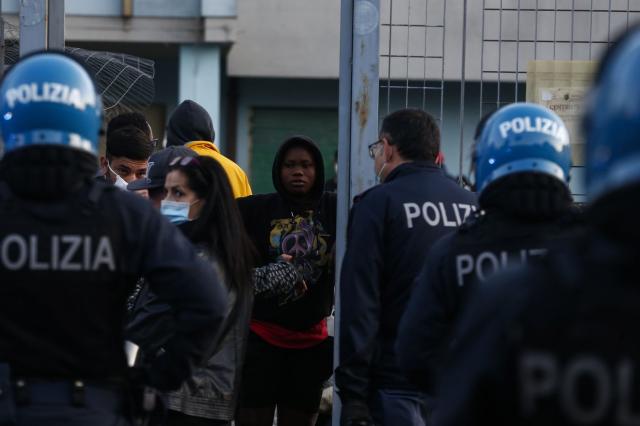 Migranti, rivolta in un centro accoglienza a Roma