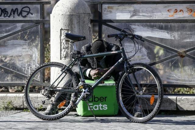 Uber commissariata per caporalato sui riders, pm Storari: "Condizioni di lavoro degradanti"