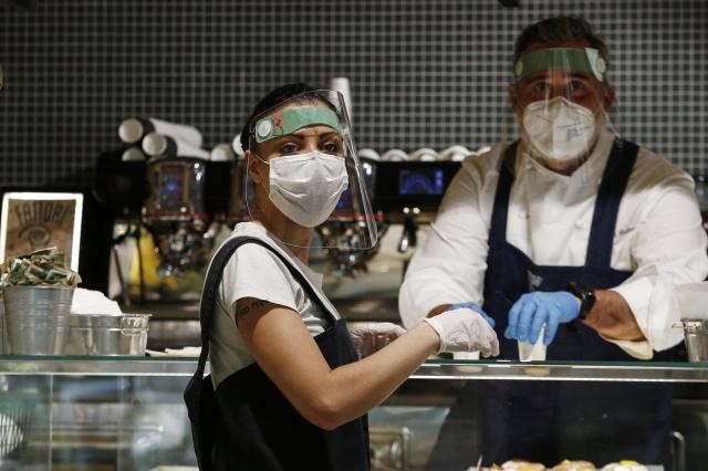 Coronavirus, regole nuovo Dpcm: mascherina all'aperto, multe, quarantena, tamponi. Ecco tutte le novit&agrave; e chi &egrave; escluso. COME EVITARE SANZIONI