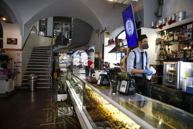 Coronavirus, Campania: 'Coprifuoco per la movida'. De Magistris attacca: 'Locali alle mafie'