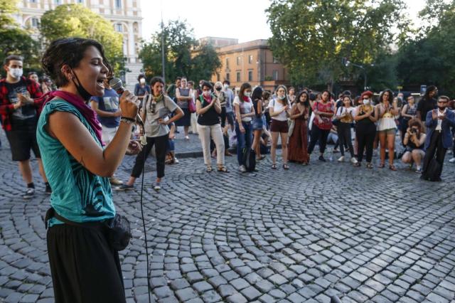 Scuole chiuse a Napoli, mamme in protesta: 'Il giorno pi&ugrave; buio'