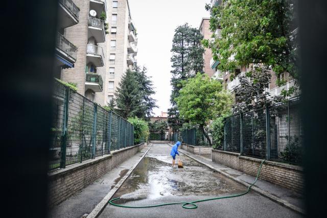 Maltempo, crolla ponte nel crotonese, nessun ferito. Eolie isolate e mareggiate nelle strade