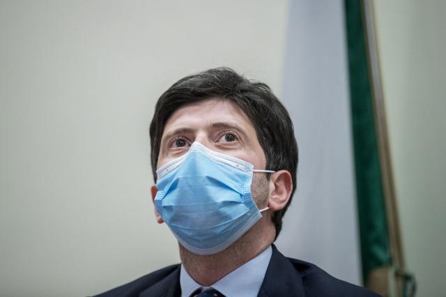 Mascherine a scuola e in aereo: gli obblighi senza senso di Speranza