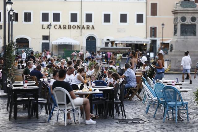 Coronavirus, Conte firma nuovo Dpcm: stop a sport di contatto, feste e stretta sulla movida