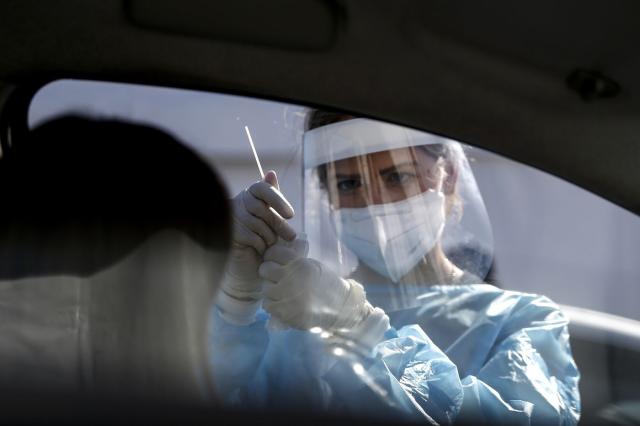 Variante Covid, test su un giovane medico