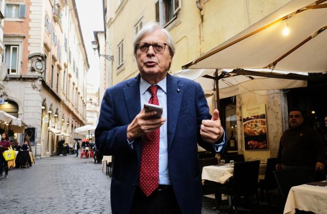 Bertolaso candidato sindaco di Roma? Sgarbi non ci sta: 'Potevano chiamare anche Zalone...'