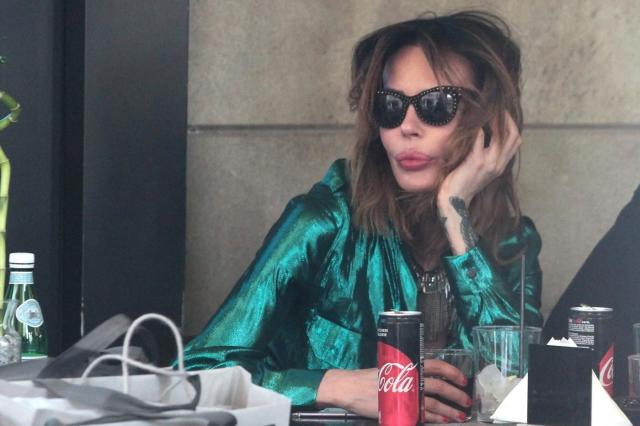 Nina Moric pubblica telefonata con Fabrizio Corona: 'Vorrei fracassarti la testa e ucciderti'. AUDIO CHOC. Poi si sente il figlio