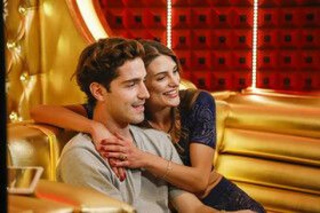 Grande Fratello Vip 5, Franceska Pepe a cavalcioni su Tommaso Zorzi: notte fuori controllo