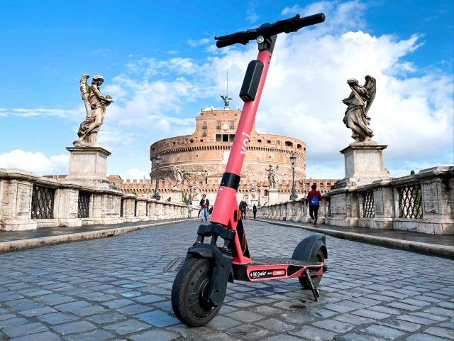 Monopattini nuova legge: "Vietato ai minorenni ed obbligo del casco"