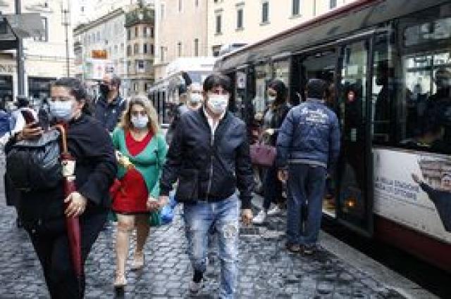 Coronavirus, Crisanti: 'Un lockdown in Italia durante le feste di Natale potrebbe essere necessario'
