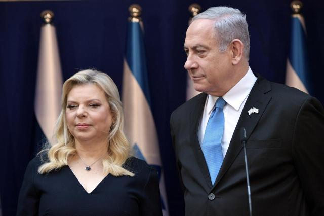 Sara Netanyahu, procura Israele avvia inchiesta: "Ha cercato di intimidire un testimone nel caso di corruzione del marito"