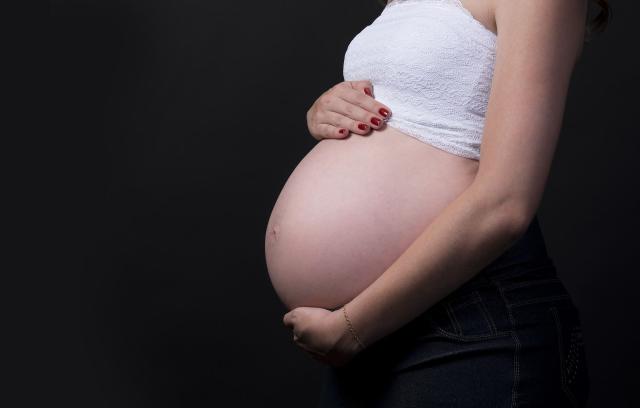 Utero in affitto, la barbarie spacciata per civilt&agrave;: difesa di capricci di consumo per ceti abbienti