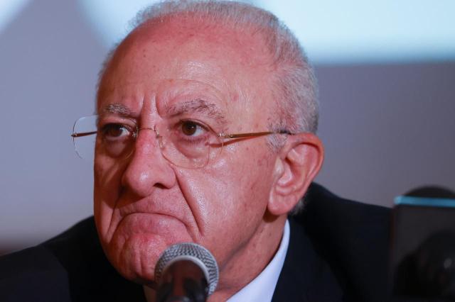 Covid Italia, De Luca: 'Ho fatto vaccino'. Attacchi da De Magistris e Salvini 