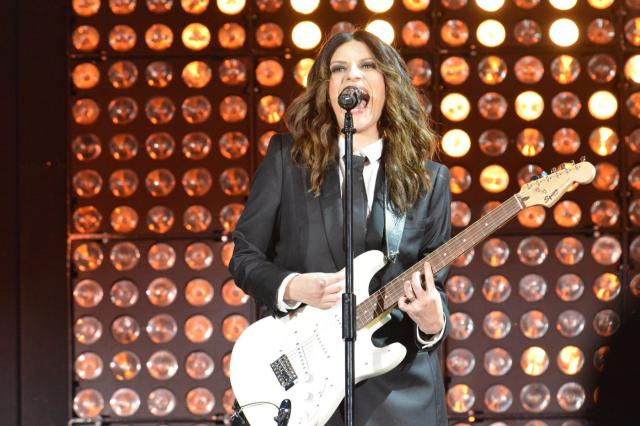 Maradona morto, frase choc di Laura Pausini: scoppia la bufera. Che caos!