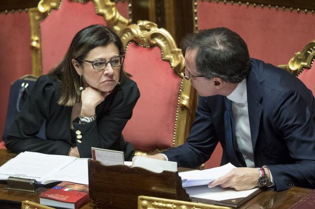 Governo, proposte folli per le misure di Natale: messa anticipata e studenti a scuola la domenica