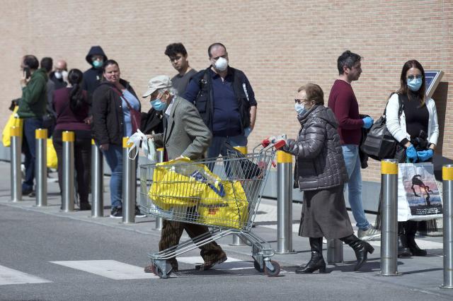 Nuovo Dpcm in arrivo: al supermercato senza green pass ma vietato acquistare beni non primari, blocco rinnovo passaporti