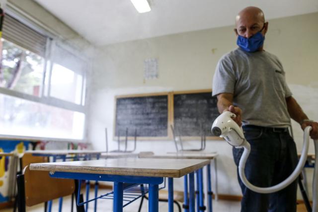 Coronavirus, Bassetti: 'Scuole aperte, come nel resto d'Europa'