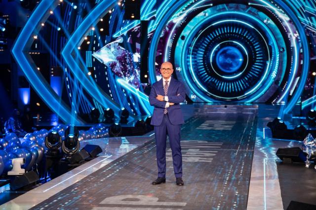 Gf Vip 5, BOMBA: 'Alfonso Signorini SOSTITUITO'. 'Che scivoloni!'. Che cosa &egrave; successo