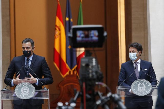 Covid, Conte: 'Controlli anti-Covid per chi va all'estero a Natale. Evitare nuova impennata'