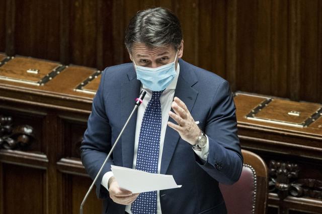 Nuovo Dpcm, tutti contro Conte. Virologa all'attacco: 'Coprifuoco non ha ragione scientifica, serve solo a ricordarci che dobbiamo fare delle rinunce'