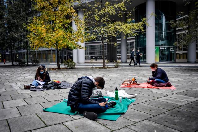 Torino, studentesse seguono le lezioni in strada: 'Dad non &egrave; scuola'. Emiliano: 'Non mandate i figli a scuola'
