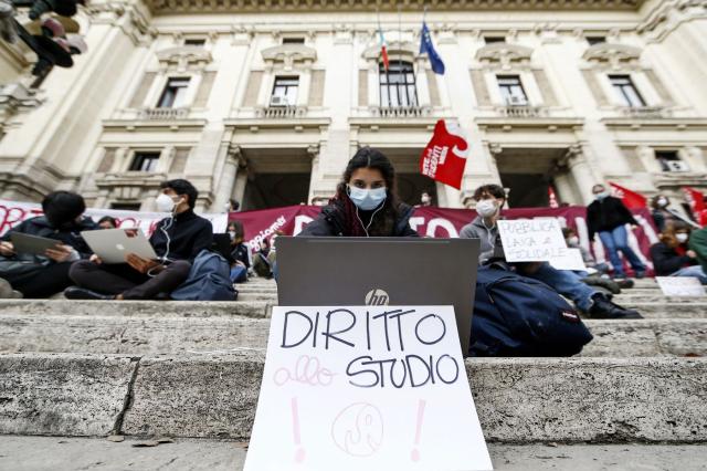 Scuole, &egrave; scontro sulla riapertura: 'Lezioni anche nel weekend', ma arriva il no dei presidi
