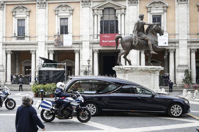 Gigi Proietti: oggi i funerali. Lunghissimo applauso al 'suo' Globe Theatre