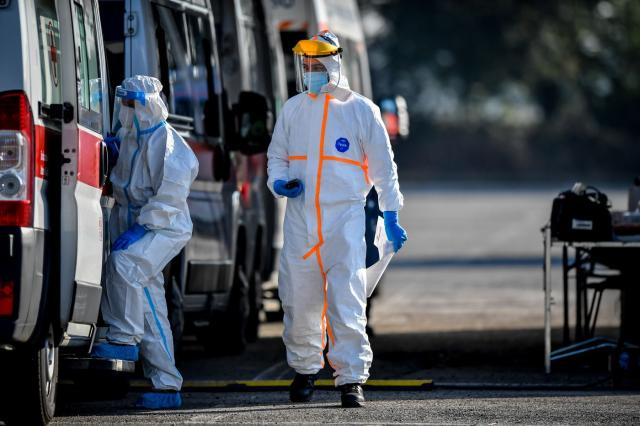 Medici al lavoro durante la pandemia di coronavirus