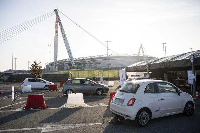 Como, aspetta sul tetto della macchina per vedere la mamma ricoverata