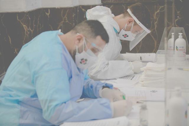 Coronavirus, vaccino Oxford tollerato meglio negli anziani