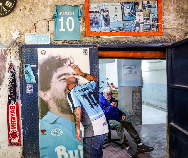 Maradona, aperta camera ardente: in migliaia in coda per dare l'ultimo saluto