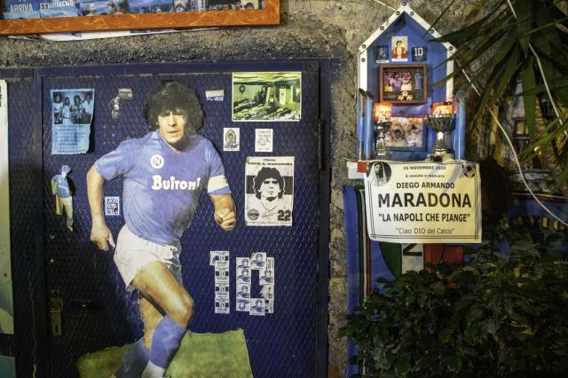 Napoli piange Maradona: 'Ciao Diego, il pi&ugrave; grande di tutti i tempi'. Lutto cittadino