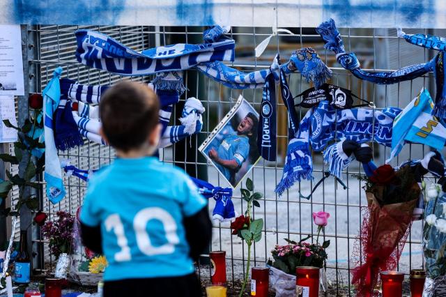 Maradona, selfie con la salma: indignazione in Argentina