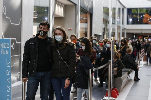 Coronavirus, folle per lo shopping. Allarme assembramenti: 'Interventi rigorosissimi' in arrivo