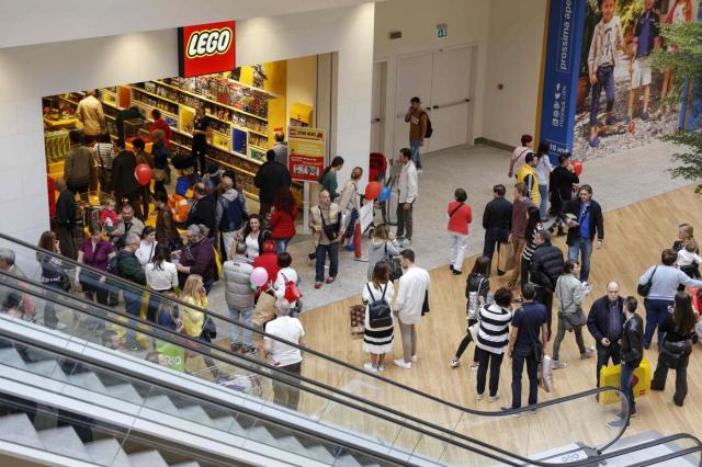 Covid, Natale 2020: shopping fino a sera tardi e spostamenti tra Regioni. Ecco i possibili scenari