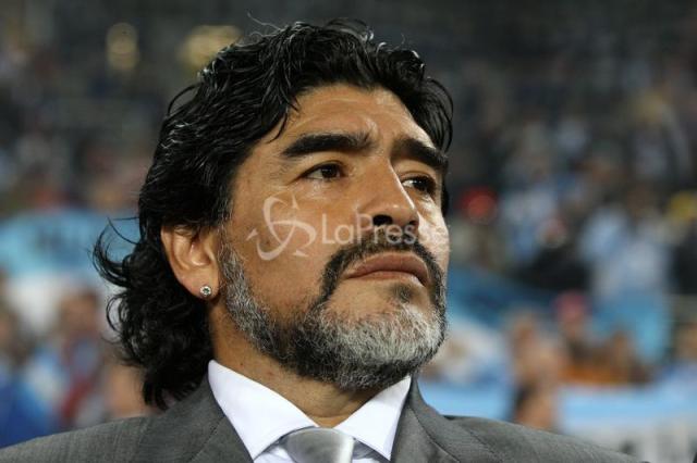 Maradona, luci accese nel 'suo' stadio di Napoli: l'omaggio della citt&agrave;