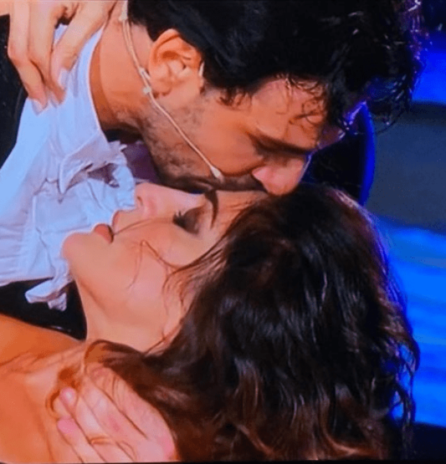 Ballando con le Stelle, Elisa Isoardi col seno fuori: il tessuto trasparente non copre. Si vede tutto. FOTO