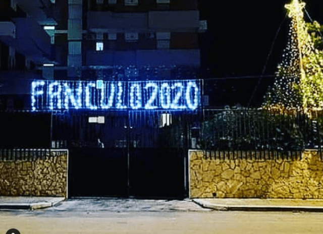 "Fanculo 2020": in Puglia le luminarie contro il coronavirus