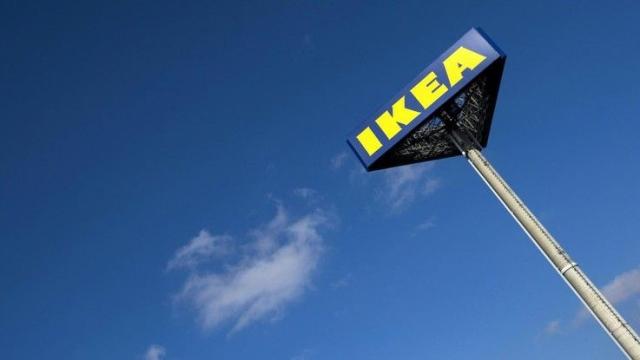 Uk, Ikea non paga la malattia ai non vaccinati in quarantena: "Incentivo a non fare tamponi"